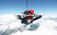国内跳伞哪家跳伞俱乐部最安全最专业呢？